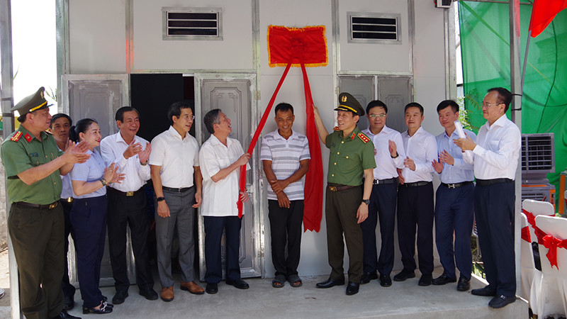 Đoàn công tác của Bộ Công an thực hiện nghi thức trao tặng nhà mẫu.