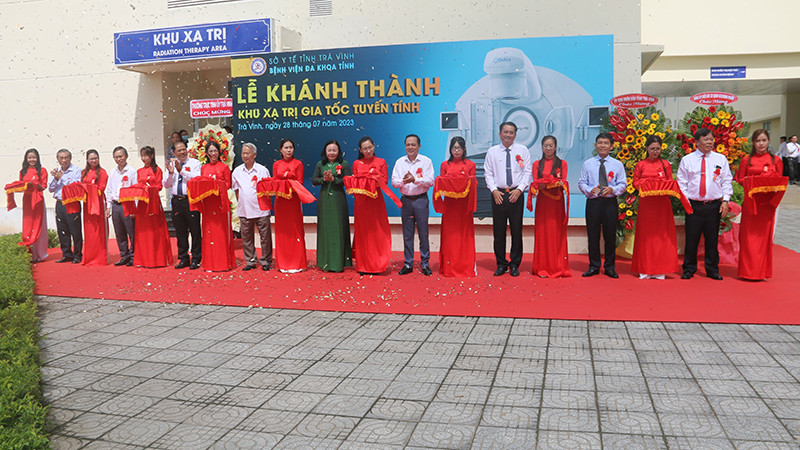 Nghi thức khánh thành, đưa vào sử dụng khu xạ trị ung thư tại Bệnh viện Đa khoa tỉnh Trà Vinh.