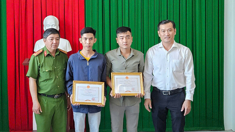 Hai anh Nguyễn Duy Khang, Bùi Lê Quốc Tài nhận giấy khen của Chủ tịch Ủy ban nhân dân thành phố Trà Vinh.