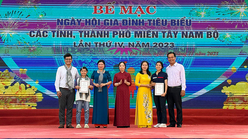 Các gia đình tiêu biểu đoạt giải Nhì phần thi "Cùng con đọc sách" được biểu dương, khen thưởng.