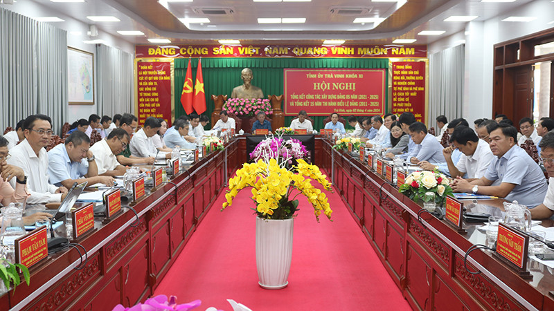 Đại biểu dự hội nghị tổng kết 15 năm thi hành Điều lệ Đảng.