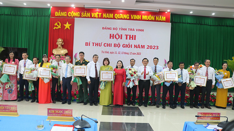 Các thí sinh đạt giải Hội thi Bí thư chi bộ giỏi cấp tỉnh được biểu dương, khen thưởng.