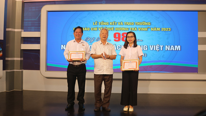 Khen thưởng, biểu dương các tác giả đạt giải Nhất giải báo chí viết về "Quê hương Trà Vinh" lần II, năm 2023.