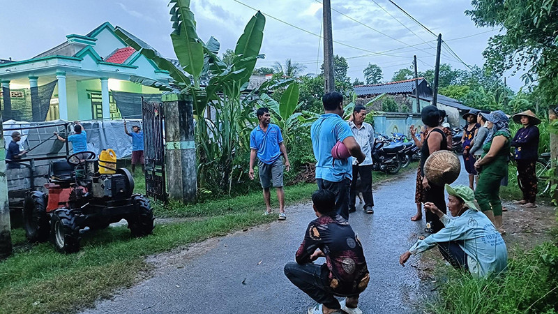 Người dân địa phương xót thương, chia buồn cùng gia đình có trẻ em tử vong vì đuối nước.