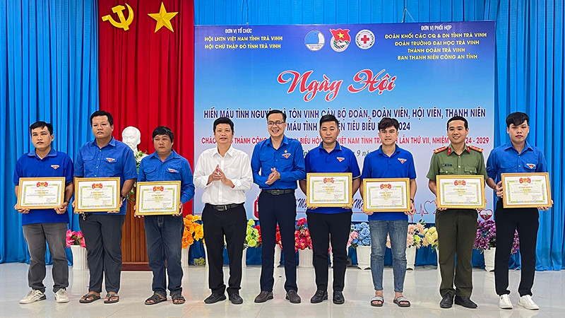 Cán bộ, đoàn viên, thanh niên tiêu biểu trong phong trào hiến máu tình nguyện nhận Bằng khen của Tỉnh đoàn Trà Vinh.