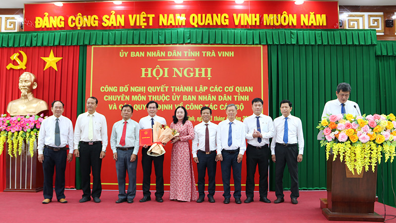 Lãnh đạo Sở Nông nghiệp và Môi trường tỉnh Trà Vinh nhận quyết định thành lập cơ quan.