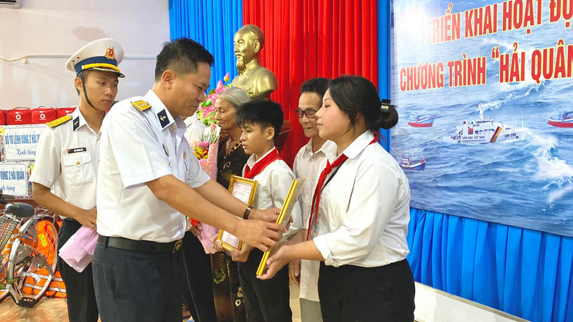 Trẻ em là con ngư dân có hoàn cảnh đặc biệt khó khăn ở xã Đông Hải, huyện Duyên Hải, tỉnh Trà Vinh nhận quyết định đỡ đầu.