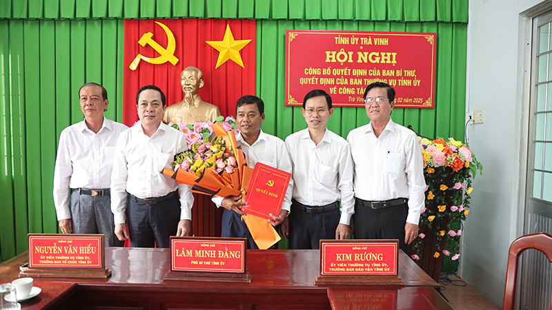 Đồng chí Kim Rương nhận các quyết định của Ban Bí thư Trung ương Đảng, Ban Thường vụ Tỉnh ủy Trà Vinh.