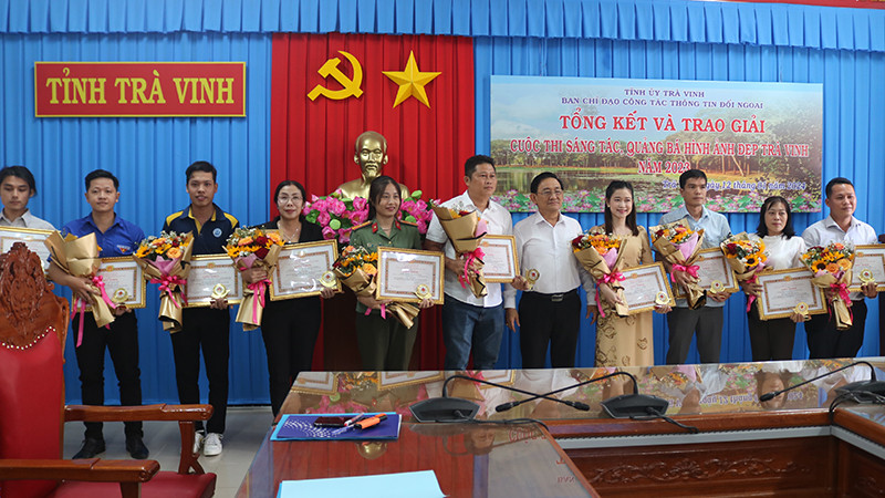 Các giả có tác phẩm đạt giải cao nhận giấy khen của Ban tổ chức cuộc thi.