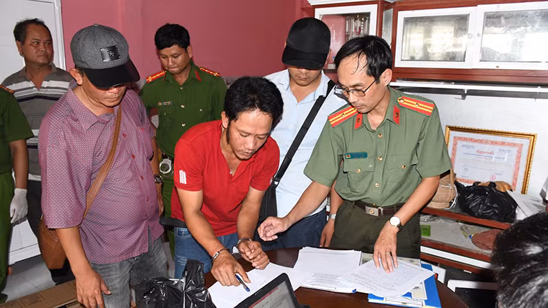 Công an tỉnh Trà Vinh thi hành lệnh bắt tạm giam đối tượng Tô Hoàng Chương.