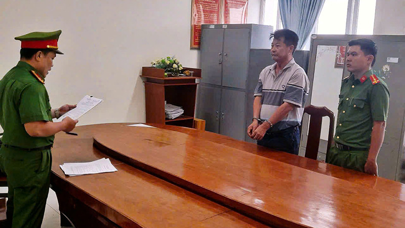 Công an tỉnh Trà Vinh thi hành lệnh bắt tạm giam đối tượng Nhan Công Trứ.