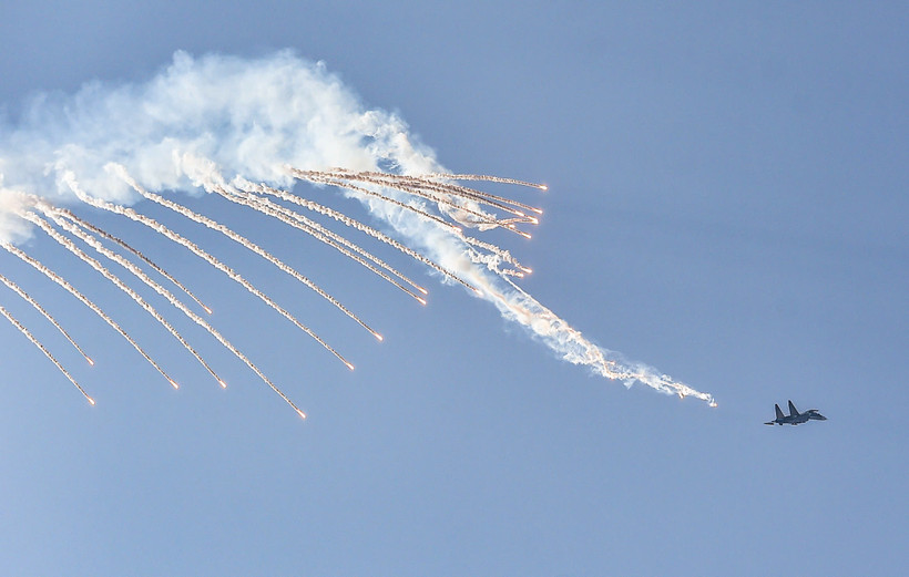 Su-30MK2 thả bẫy nhiệt trên bầu trời.