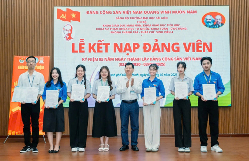 Lễ kết nạp đảng viên cho các sinh viên tại Trường đại học Sài Gòn. (Ảnh: HOÀI THU)