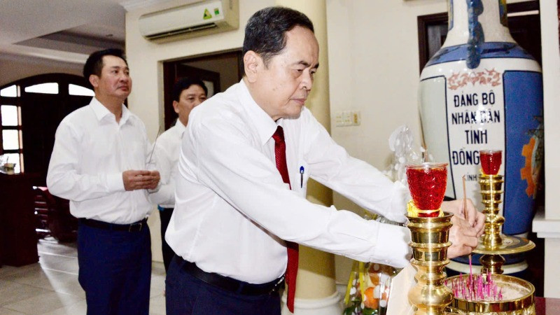 Chủ tịch Quốc hội Trần Thanh Mẫn dâng hương tưởng nhớ tri ân những đóng góp to lớn của cố Chủ tịch Quốc hội Nguyễn Hữu Thọ. (Ảnh: quochoi.vn)