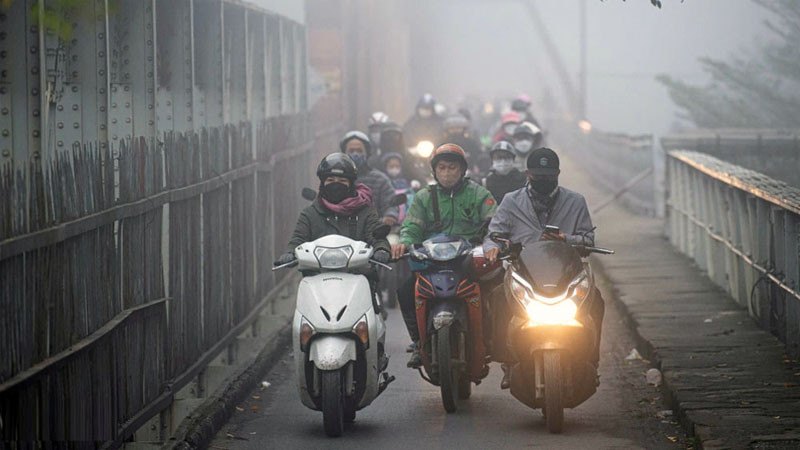 Khu vực Hà Nội trời nhiều mây, đêm và sáng sớm có mưa nhỏ, mưa phùn và sương mù rải rác.