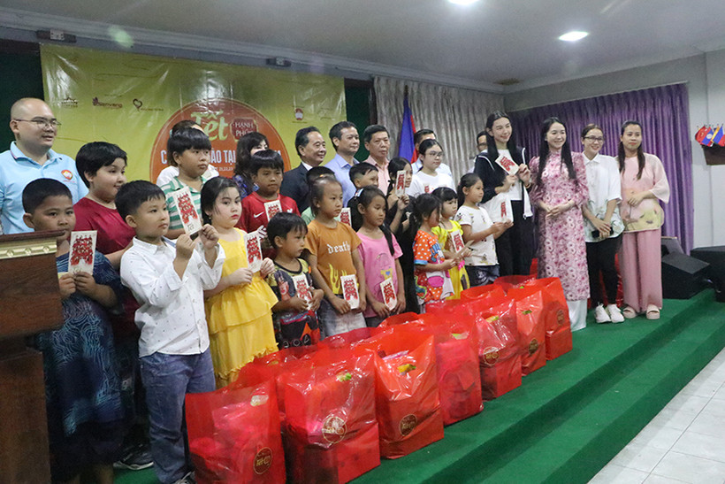 Cộng đồng bà con người gốc Việt Nam tại Campuchia luôn nhận được tình cảm, sự quan tâm giúp đỡ của đồng bào trong nước.