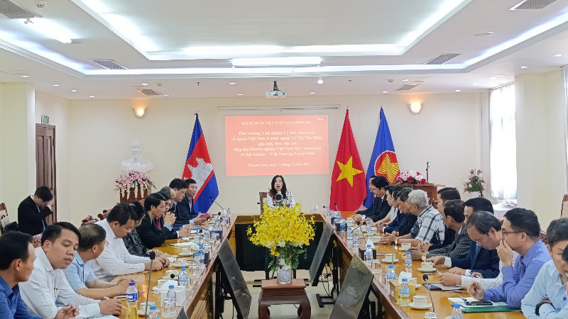 Thứ trưởng Lê Thị Thu Hằng gặp gỡ và nói chuyện với Hiệp hội doanh nghiệp Việt Nam-Campuchia và Hội Khmer-Việt Nam tại Campuchia. (Ảnh: NGUYỄN HIỆP)