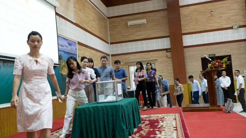 Lễ tiếp nhận tiền ủng hộ của các tổ chức, cá nhân dành cho đồng bào bị thiệt hại do bão lũ tại Việt Nam diễn ra trong khuôn viên Đại sứ quán ở Thủ đô Phnom Penh