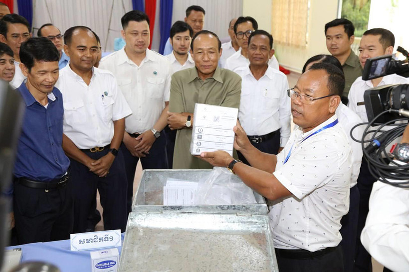 Đoàn Ủy ban Bầu cử quốc gia kiểm tra công tác chuẩn bị bầu cử Thượng viện khóa V. (Ảnh: Fresh News)