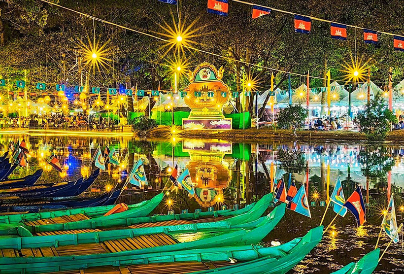 Thuyền tham gia lễ hội trên sông Siem Reap.