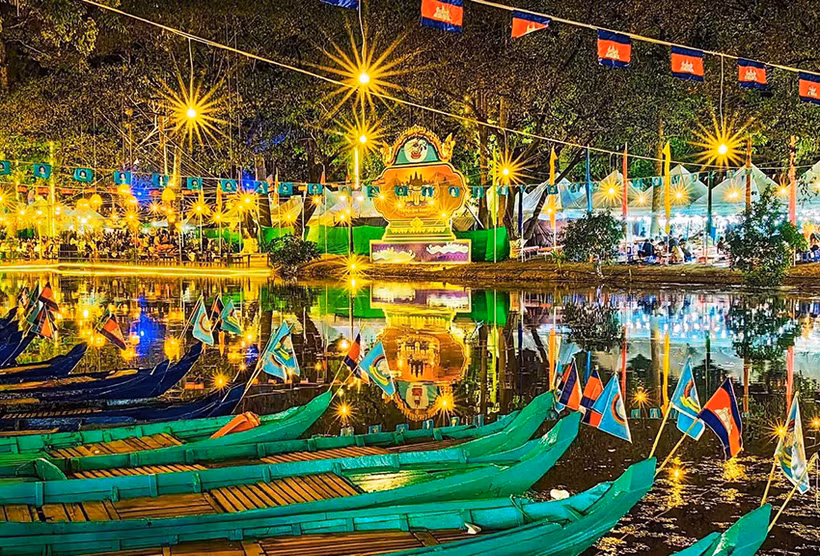 Thuyền tham gia lễ hội trên sông Siem Reap.