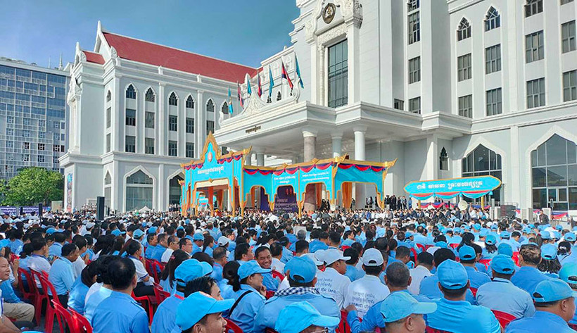 Lễ kỷ niệm 73 năm Ngày thành lập Đảng Nhân dân Campuchia diễn ra tại Cung 7/1 ở Thủ đô Phnom Penh. (Ảnh: Sơn Xinh)