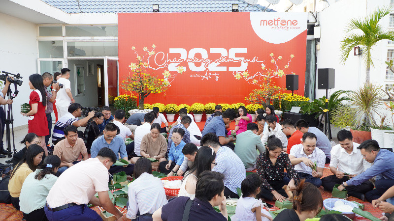 Hằng năm, vào mỗi dịp Tết cổ truyền của dân tộc, Metfone thường tổ chức cho cán bộ nhân viên trong đơn vị gói bánh chưng, liên hoan mừng Năm mới. (Ảnh: HUY VŨ)