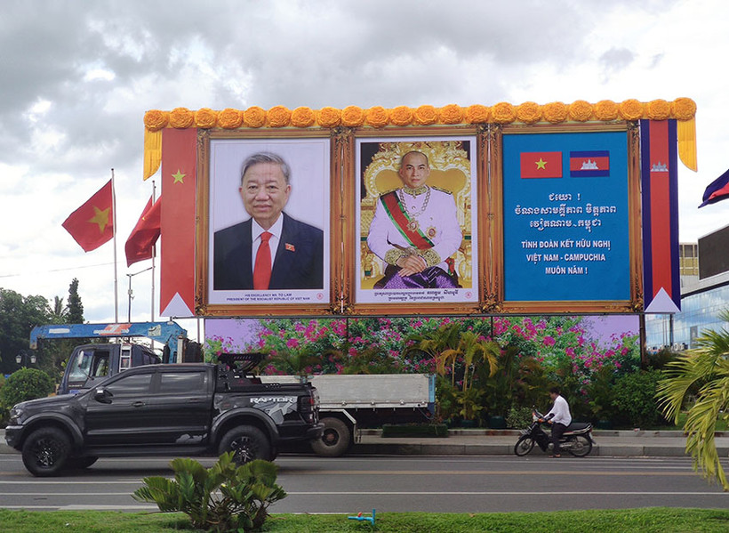 Ảnh chân dung Tổng Bí thư Tô Lâm và Quốc vương Preah Bat Samdech Preah Boromneath Norodom Sihamoni trên một đường phố ở Thủ đô Phnom Penh. (Ảnh NGUYỄN HIỆP) 