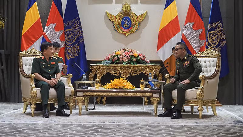 Thượng tướng Hoàng Xuân Chiến chào xã giao Đại tướng Tea Seiha, Phó Thủ tướng, Bộ trưởng Quốc phòng Campuchia. (Ảnh: NGUYỄN HIỆP)