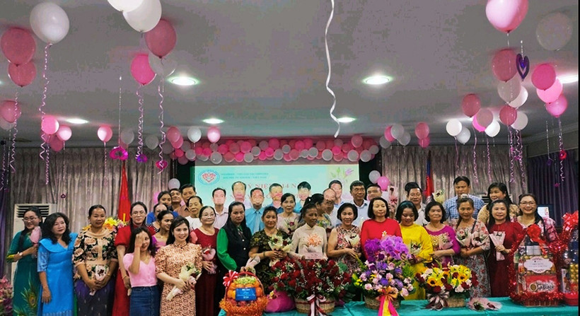 Đại biểu dự sự kiện chụp ảnh lưu niệm.