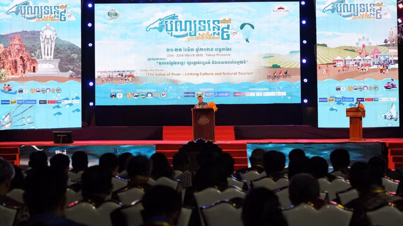 Thủ tướng Chính phủ Hoàng gia Campuchia Samdech Moha Borvor Thipadei Hun Manet đọc diễn văn khai mạc sự kiện (Ảnh: HUY VŨ)