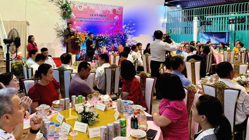 Lễ kỷ niệm 115 năm Ngày Quốc tế Phụ nữ được tổ chức tại trụ sở Hội Khmer-Việt Nam ở thủ đô Phnom Penh. (Ảnh: HUY VŨ)