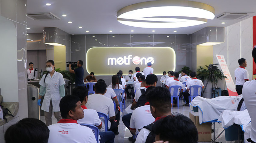 Gần 200 người tình nguyện hiến máu tại trụ sở Metfone, sáng 28/9. (Ảnh: Nguyễn Hiệp)