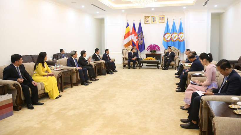 Đoàn chào xã giao Samdech Say Chhum, Phó Chủ tịch, Trưởng Ban Thường trực Ban Thường vụ Đảng Nhân dân Campuchia. (Ảnh: Huy Vũ)