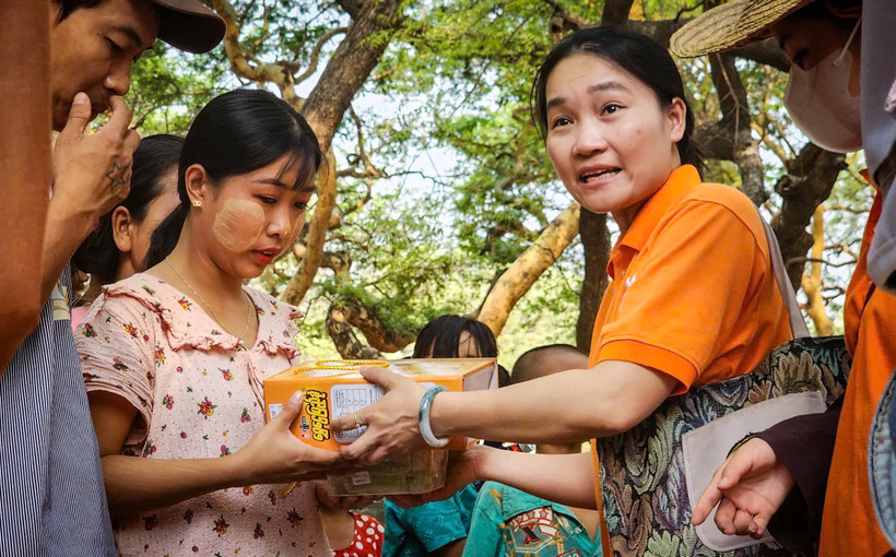 Chị Chu Thị Nguyệt trao quà, tiền hỗ trợ cho các nhà sư và người dân bị ảnh hưởng bởi động đất tại Sagaing - địa phương bị tàn phá nặng nề nhất. (Ảnh: THÀNH ĐẠT)