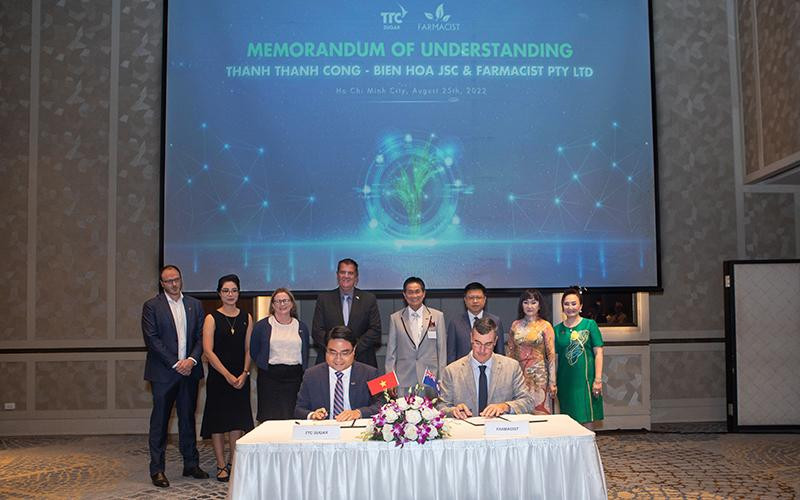 Đại diện của SBT và Farmacist ký kết Biên bản ghi nhớ.