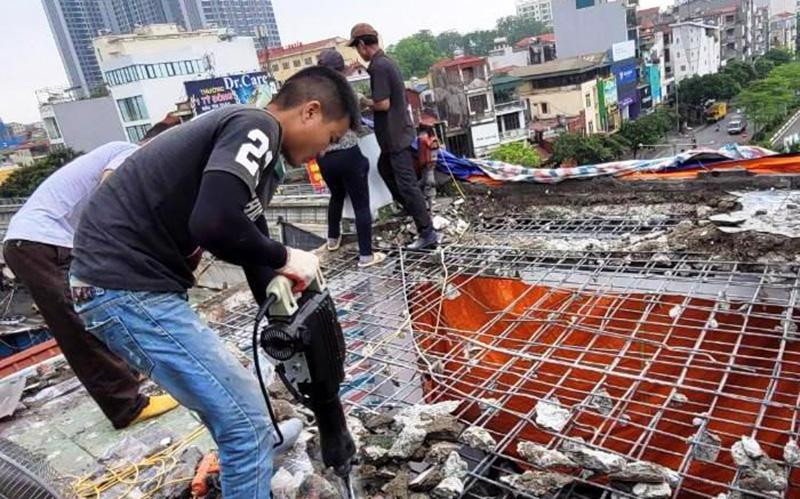 Quận Cầu Giấy cưỡng chế công trình vi phạm trật tự xây dựng. (Ảnh: Ngọc Anh)