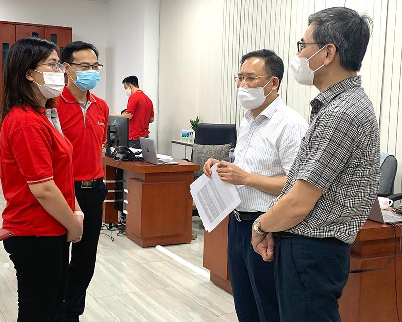 Cơ quan Bảo hiểm xã hội kiểm tra việc thực hiện chi trả hỗ trợ người lao động từ Quỹ Bảo hiểm thất nghiệp tại doanh nghiệp. 