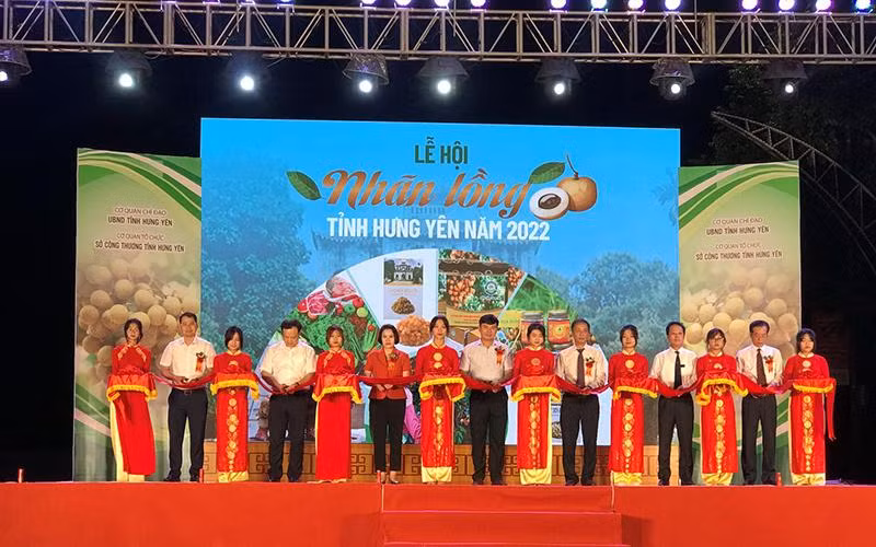 Cắt băng khai mạc lễ hội nhãn lồng Hưng Yên 2022.