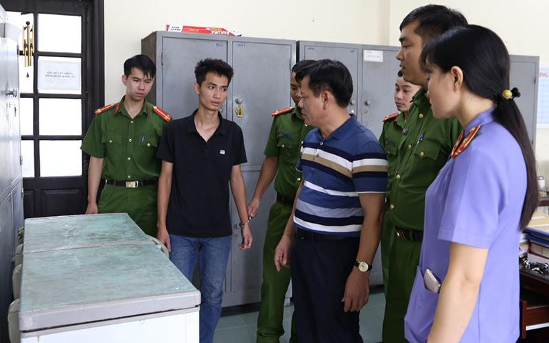 Công an tỉnh Hà Nam bắt giữ đối tượng Giang về tội bạo hành bé trai 3 tuổi.