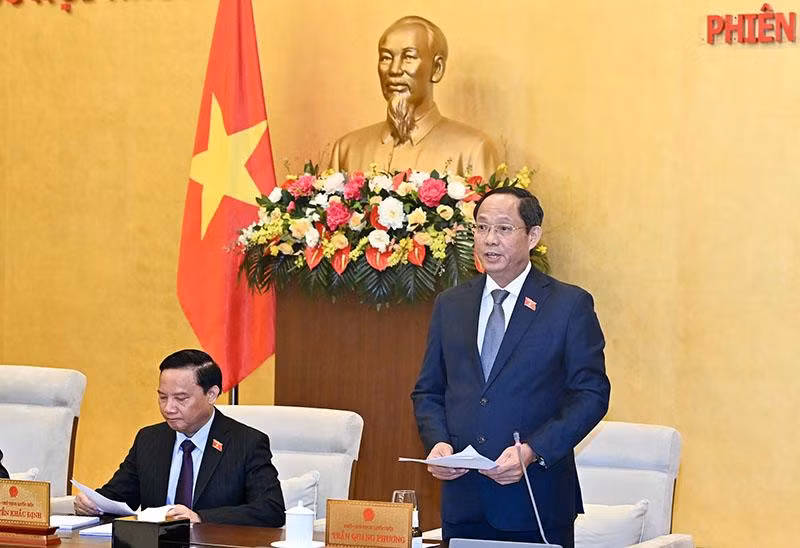 Phó Chủ tịch Quốc hội Trần Quang Phương điều hành nội dung phiên họp.