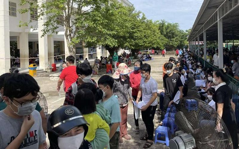 Học sinh tiêm vaccine phòng Covid-19 tại điểm Trường Trung học cơ sở Bình Chánh, huyện Bình Chánh trong ngày 1/8.