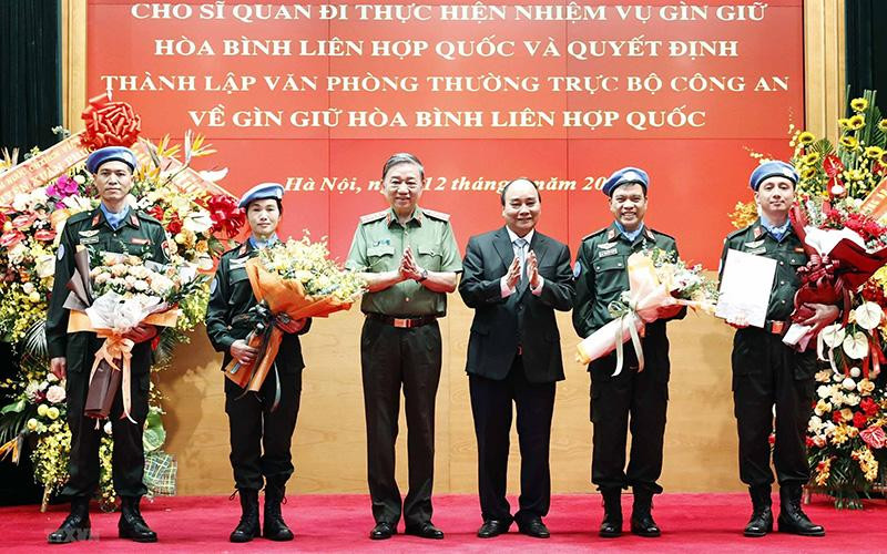 Chủ tịch nước Nguyễn Xuân Phúc trao Quyết định cho Trung tá Nguyễn Ngọc Hải làm nhiệm vụ tại Trụ sở Liên hợp quốc và tặng hoa cho 3 đồng chí đi thực hiện nhiệm vụ tại Phái bộ Liên hợp quốc ở Nam Sudan.