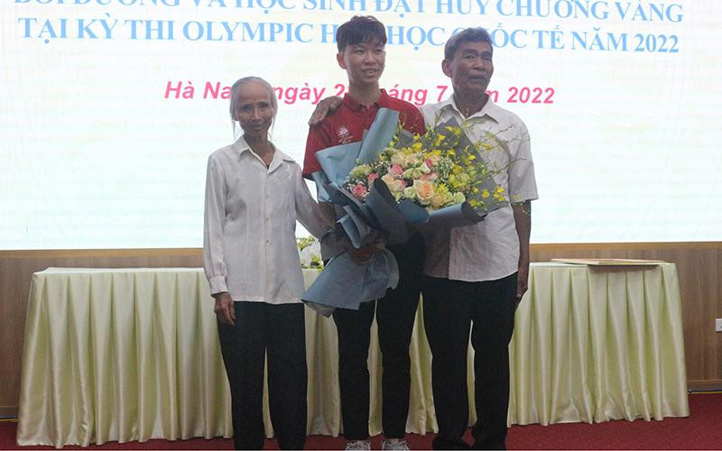 Trần Đức Minh cùng ông bà ngoại.