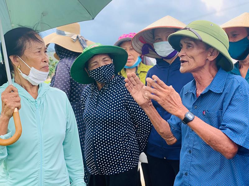 Ông Huy thường xuyên gặp gỡ trao đổi với bà con trong thôn.