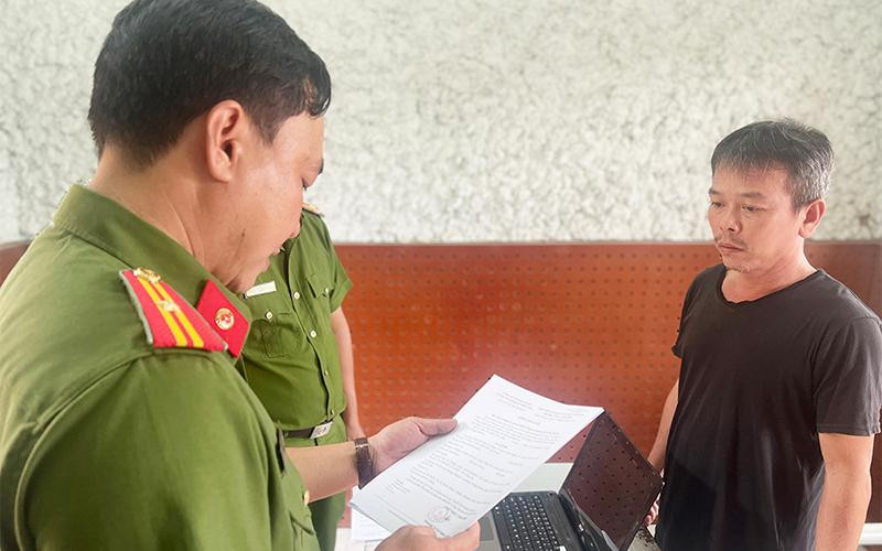 Công an đọc lệnh bắt giam bị can Giác.