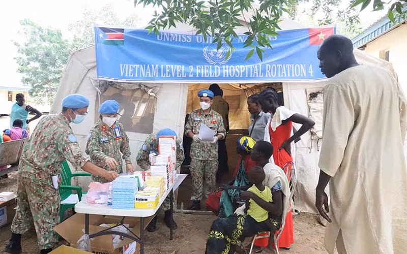 Các y, bác sĩ Bệnh viện dã chiến cấp 2 số 4 của Việt Nam khám, chữa bệnh, cấp phát thuốc miễn phí hỗ trợ nhân dân địa phương, tại Bệnh viện đa khoa Bentiu, bang Unity, Nam Sudan.