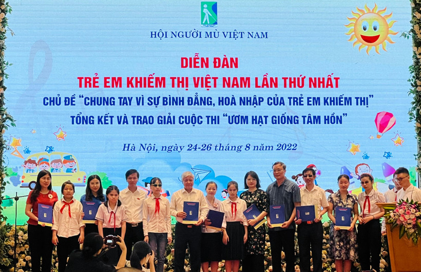 Đại diện các bộ, ban ngành nhận bản kiến nghị của trẻ em khiếm thị tại Diễn đàn.