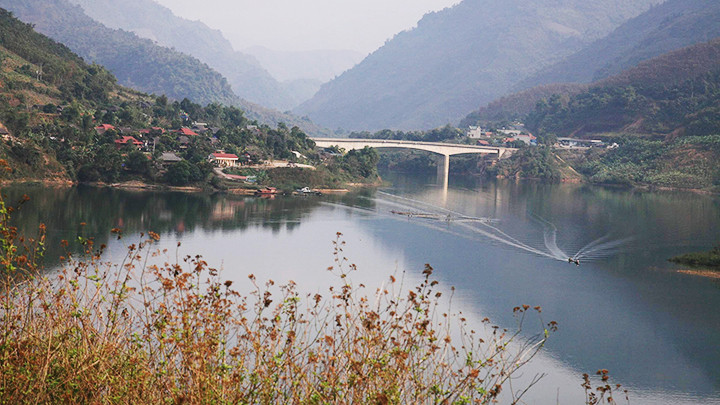Cầu Hang Tôm, từng là cây cầu dây văng lớn nhất Đông Dương (thuộc thị xã Mường Lay cũ), giờ nằm dưới lòng hồ thủy điện. Ảnh: VĂN THÀNH CHƯƠNG