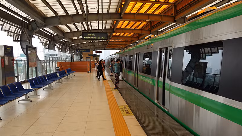 Sử dụng phương tiện vận tải hành khách công cộng bằng tàu điện góp phần giảm thiểu ô nhiễm môi trường. Ảnh | MẠNH TRƯỜNG 